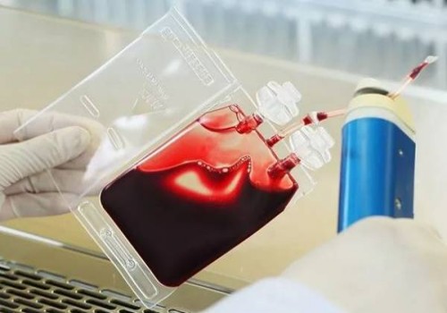 婴儿便秘不光可以通过药物来改善，饮食上也可以改善